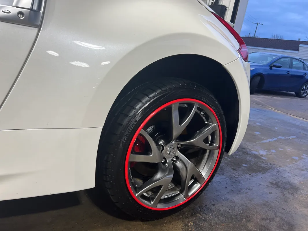 Tires with rim protection